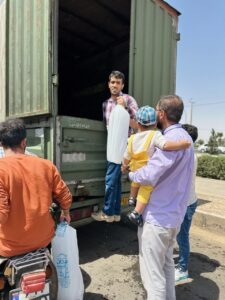 گزارش تصویری از توزیع یخ بین ایستگاه های صلواتی توسط خادمان ستاد مردمی اجتماعات مهدوی