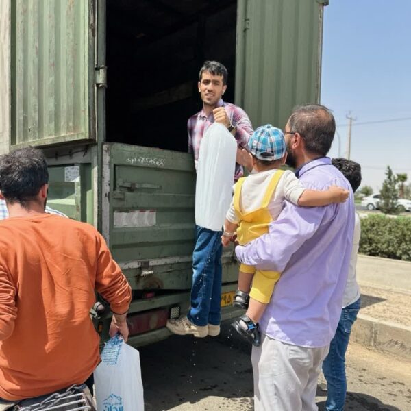 گزارش تصویری از توزیع یخ بین ایستگاه های صلواتی توسط خادمان ستاد مردمی اجتماعات مهدوی