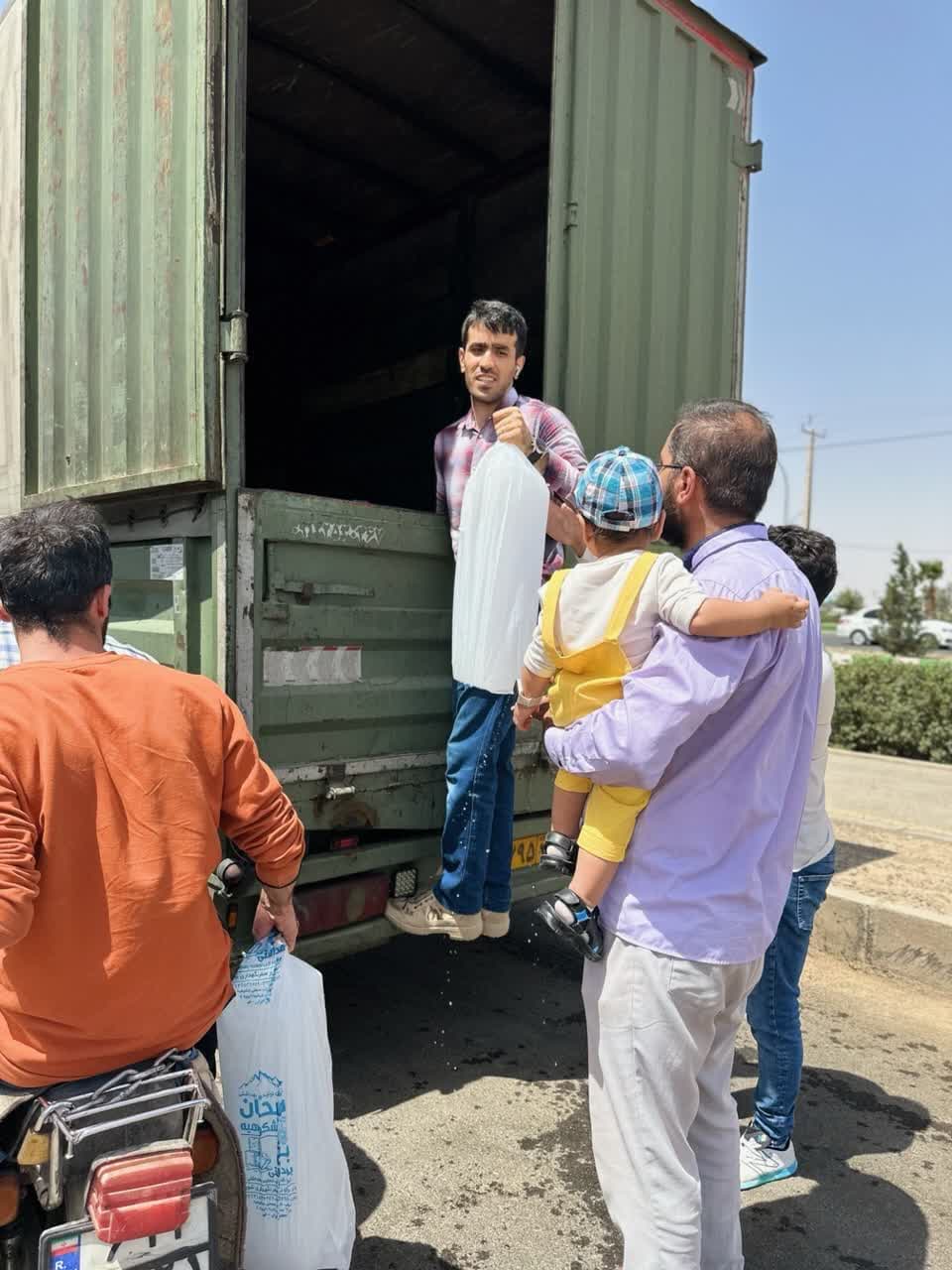 گزارش تصویری از توزیع یخ بین ایستگاه های صلواتی توسط خادمان ستاد مردمی اجتماعات مهدوی